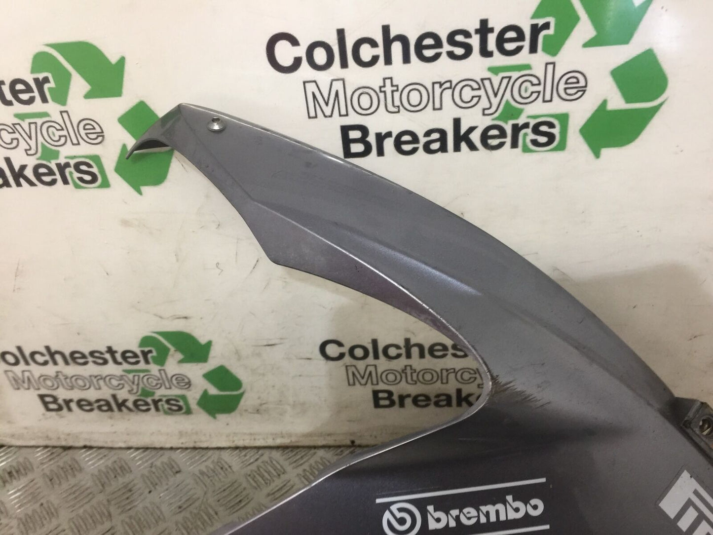 YAMAHA YZF R1 5VY RIGHT BELLYPAN YEAR 2004-2006 (STOCK 748)