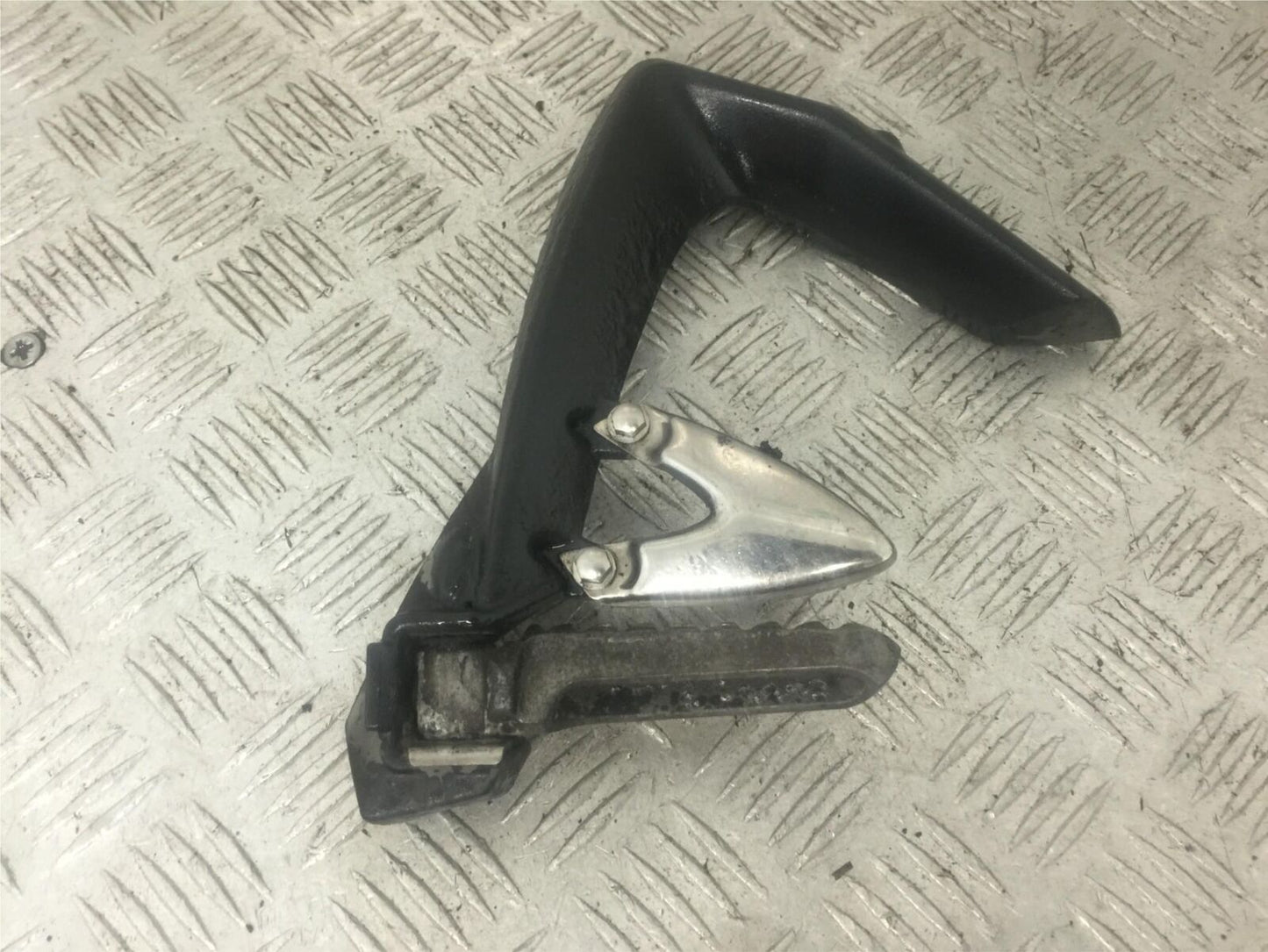 TRIUMPH 1050 SPRINT LEFT REAR HANGER YEAR 2004-2007 (STOCK 888)