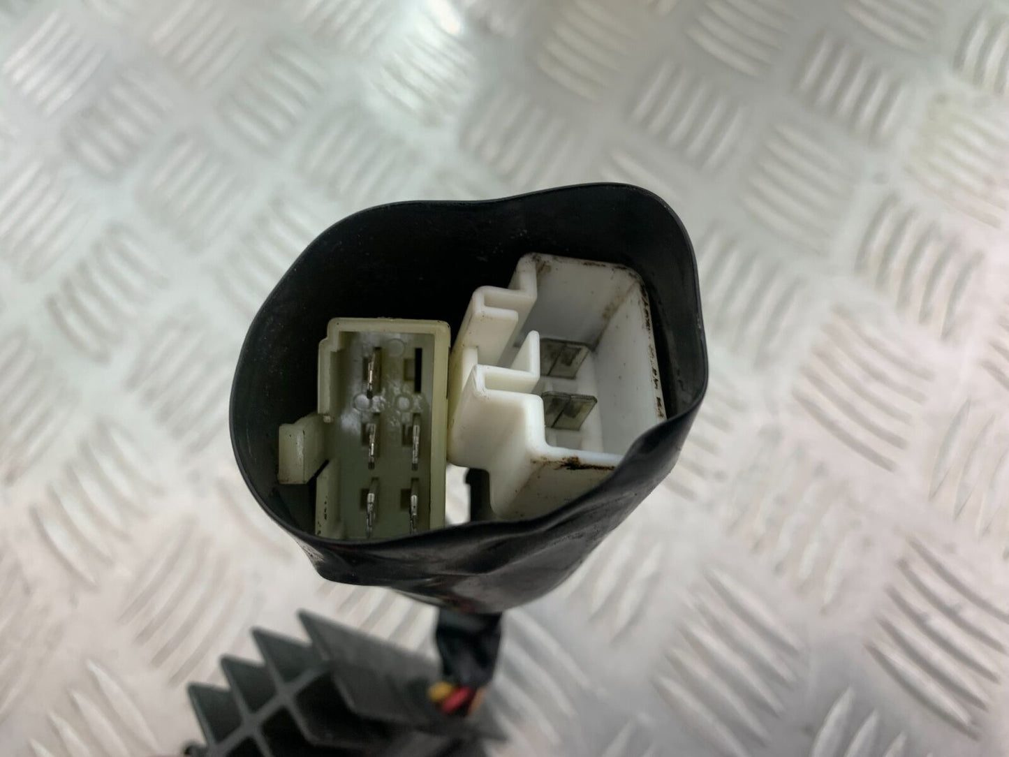HONDA CBR1100 BLACKBIRD REGULATOR YEAR 1999-2005 (CMB1103)