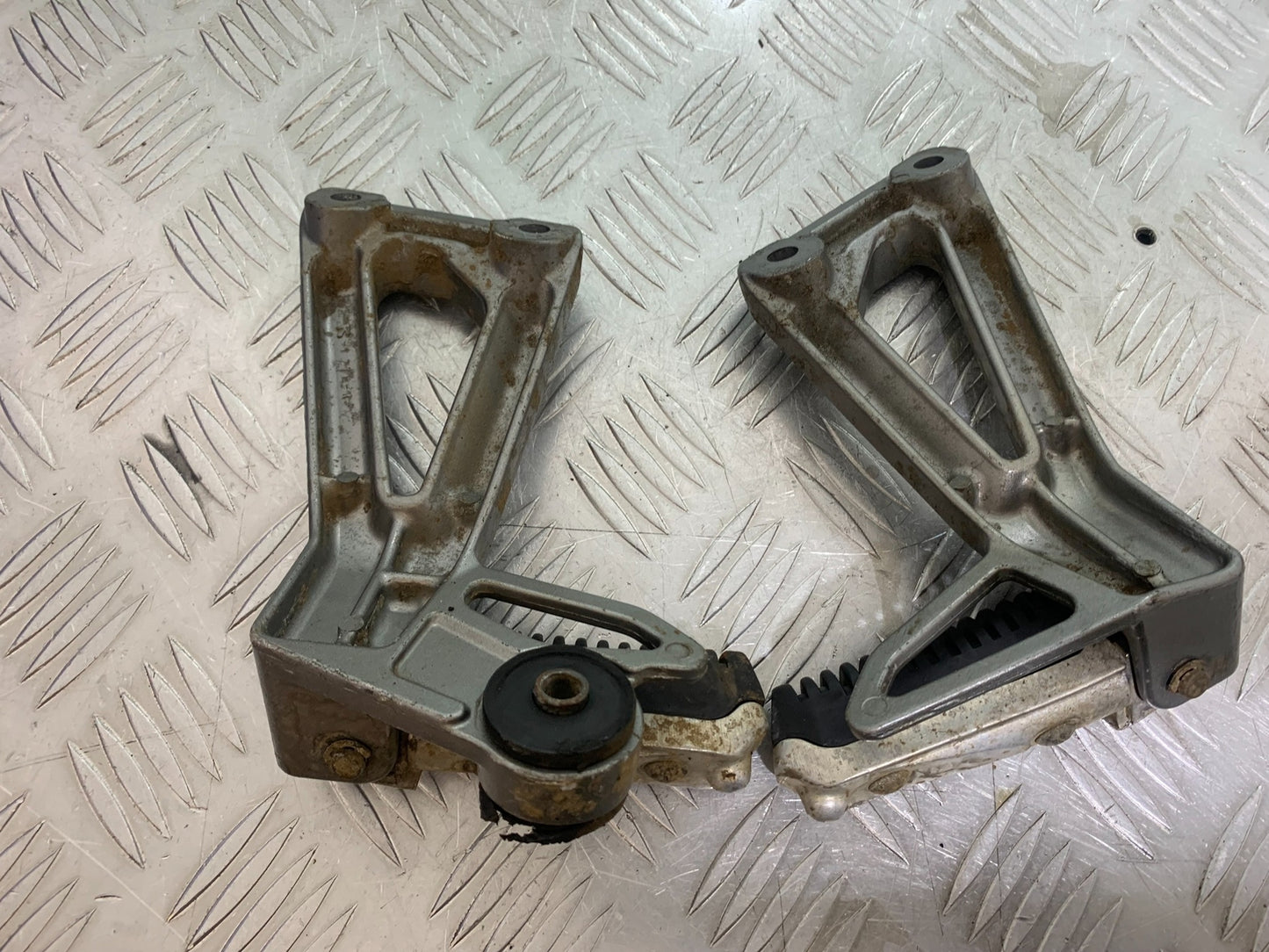 SUZUKI GSF1200 GSF 1200 BANDIT REAR HANGERS YEAR 1997-2000 (CMB1149)