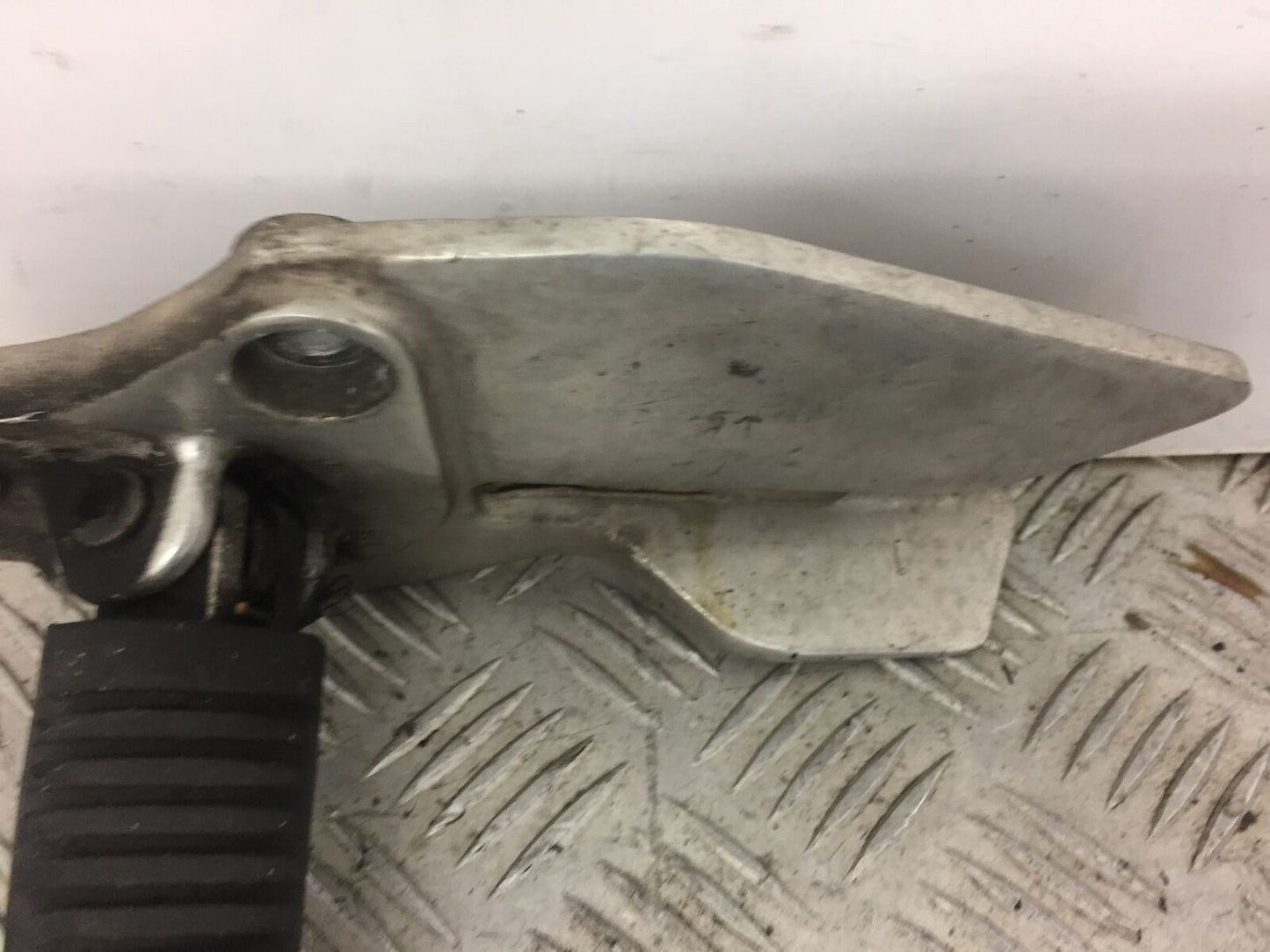 YAMAHA XJ900 XJ 900 DIVERSION FRONT LEFT HANGER AND PEG YEAR 1994-2002