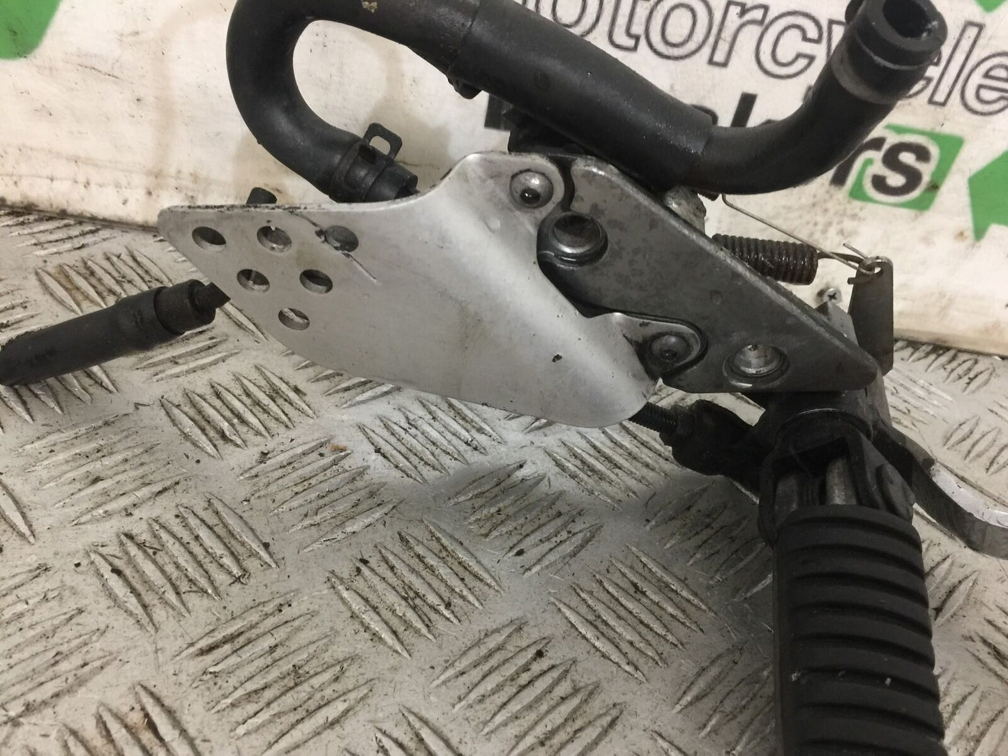 KAWASAKI ZRX1100 ZRX 1100 FRONT RIGHT HANGER YEAR 1997-2001 (STOCK 808)