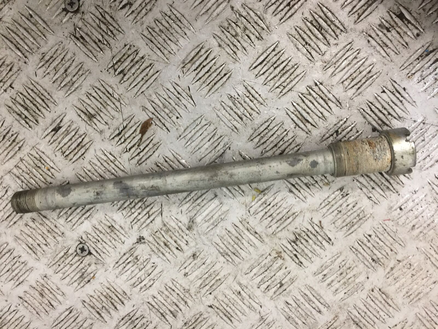 KAWASAKI ZX6R ZX636 B1H SWINGARM SPINDLE YEAR 2003 2004 (STOCK 788)