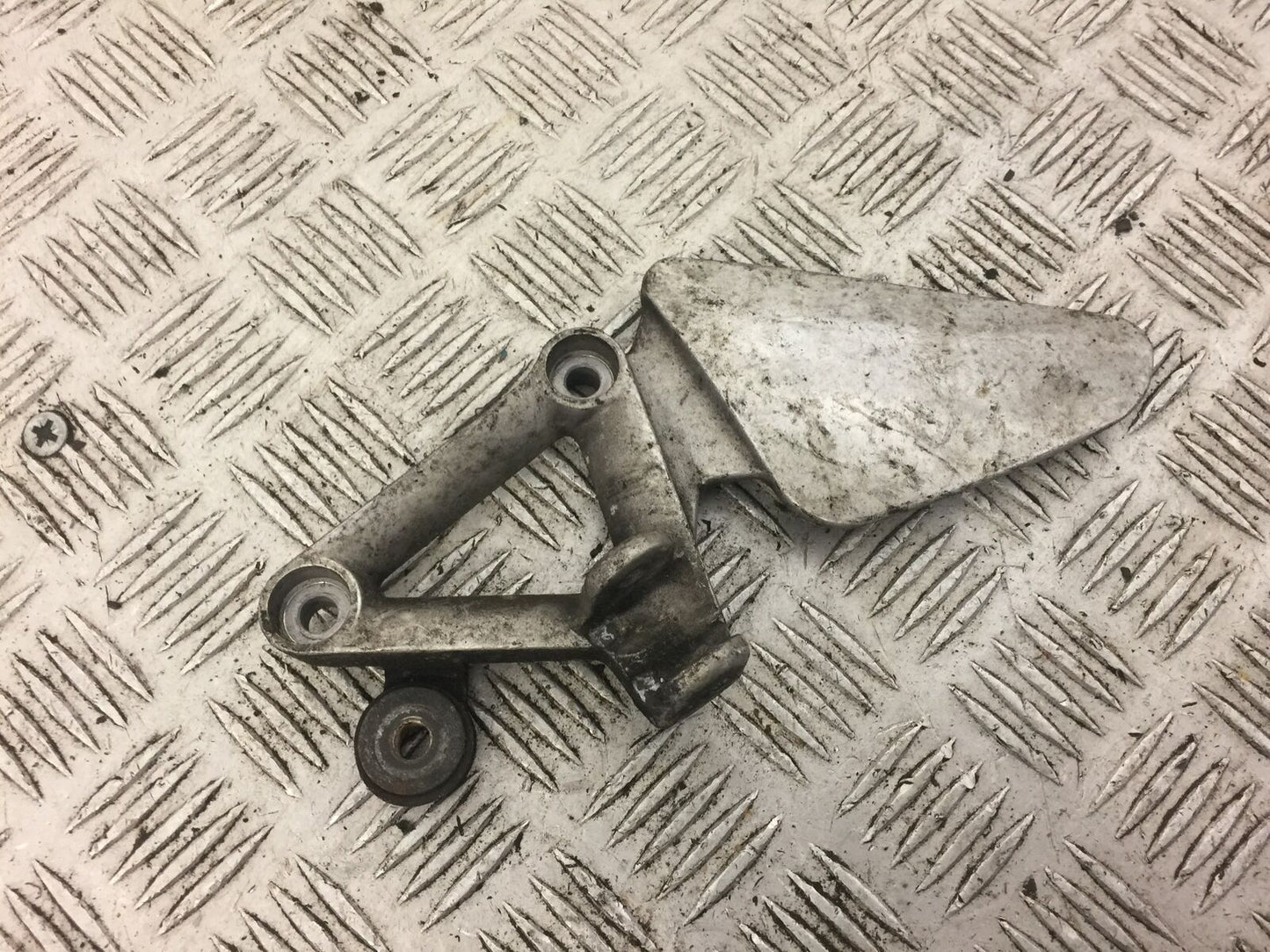 HONDA CBR1100 CBR 1100 BLACKBIRD FRONT LEFT HANGER YEAR 1999 (STOCK 519)