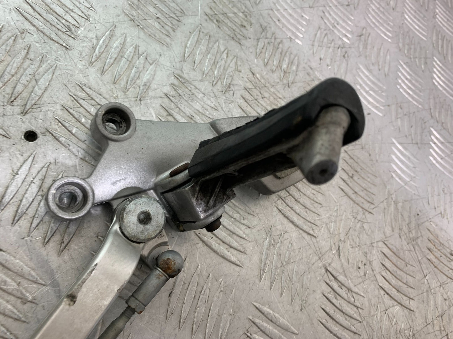 TRIUMPH 955I SPRINT RS FRONT LEFT HANGER YEAR 1999-03 (CMB1313)