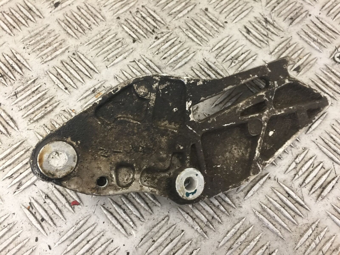 YAMAHA XJ900 XJ 900 DIVERSION FRONT LEFT HANGER YEAR 1994-2002 (STOCK 578)