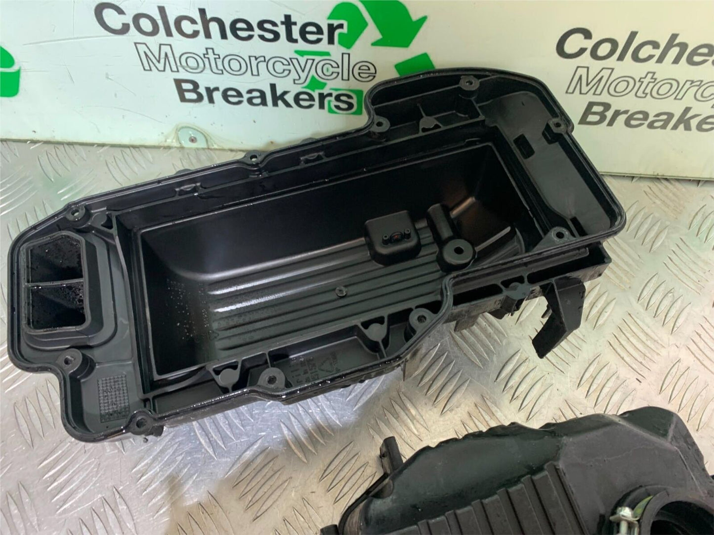 APRILIA SL750 SL 750 SHIVER AIRBOX YEAR 2012 (CMB1074)