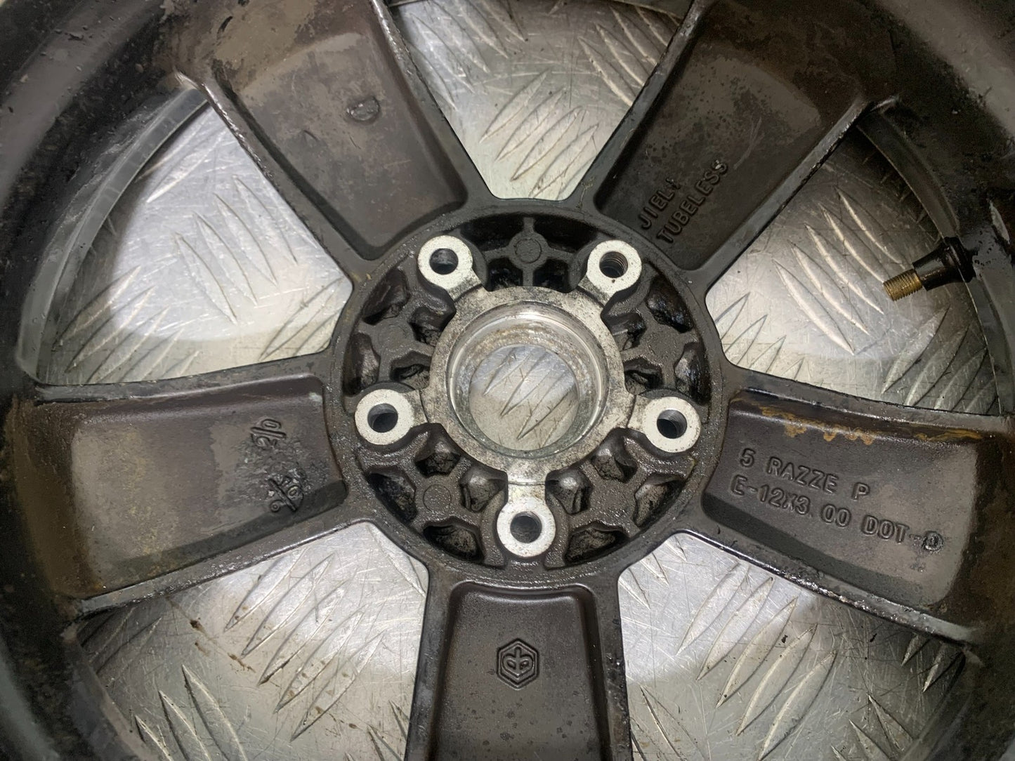 PIAGGIO VESPA GTS 125 FRONT WHEEL YEAR 2009-2014 (CMB1261)