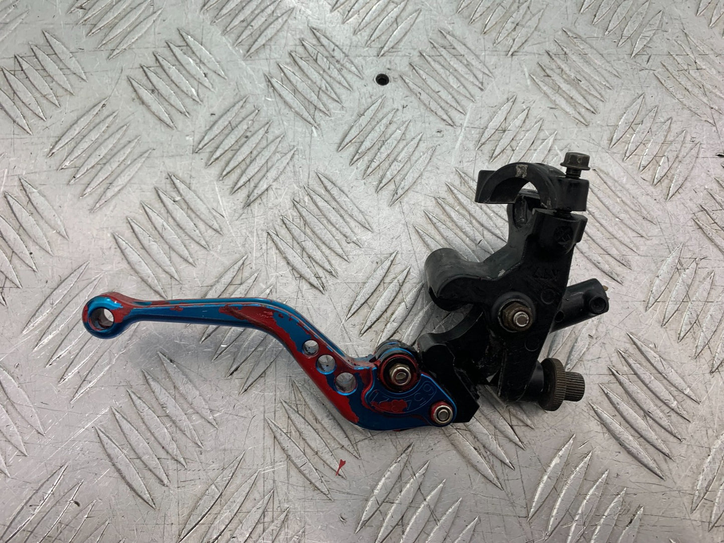HONDA CB600 CB 600 HORNET CLUTCH LEVER AND BRACKET YEAR 1998-2002 (CMB1297)