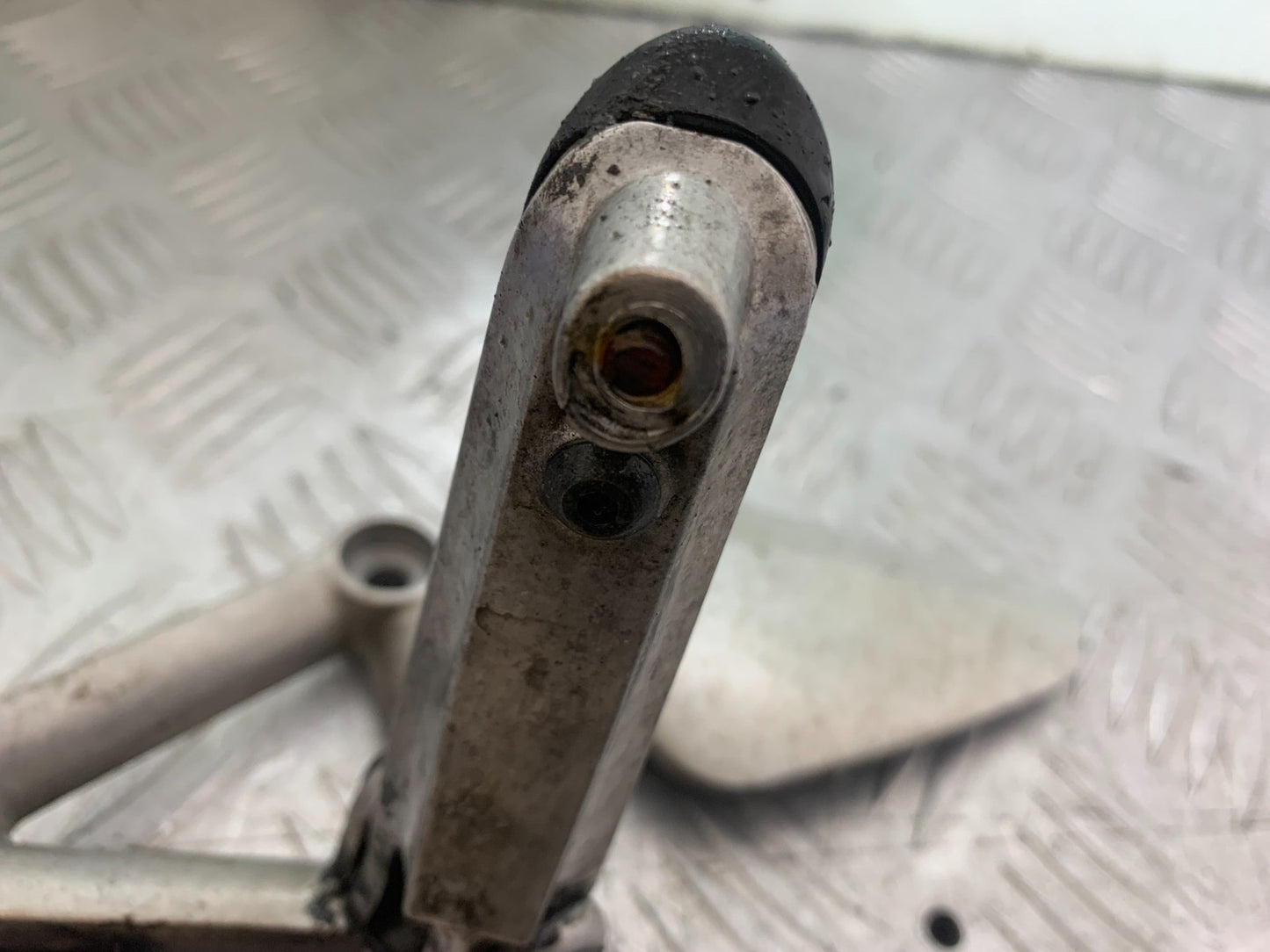 HONDA CBR1100 BLACKBIRD FRONT LEFT HANGER YEAR 1999-2005 (CMB1232)