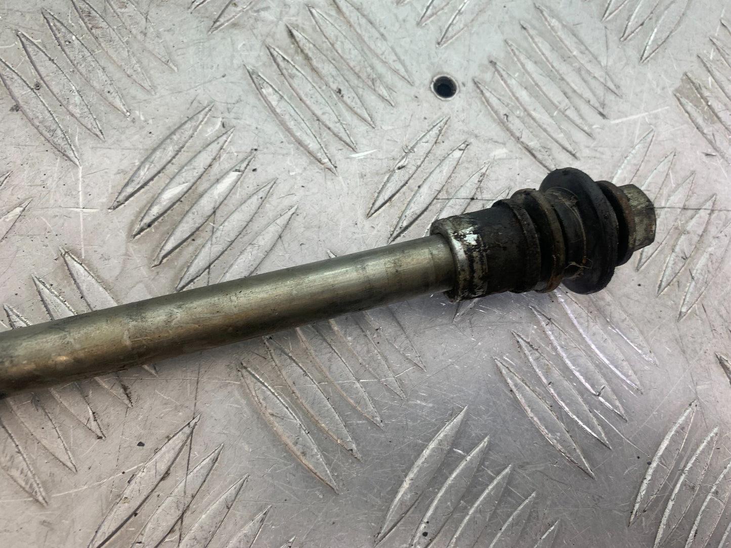 YAMAHA YBR125 YBR 125 FRONT WHEEL SPINDLE YEAR 2010-2017 (CMB1163)