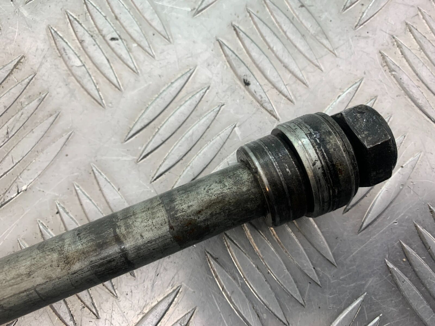 HONDA CBR1100 BLACKBIRD REAR WHEEL SPINDLE YEAR 1999-2005 (CMB1103)