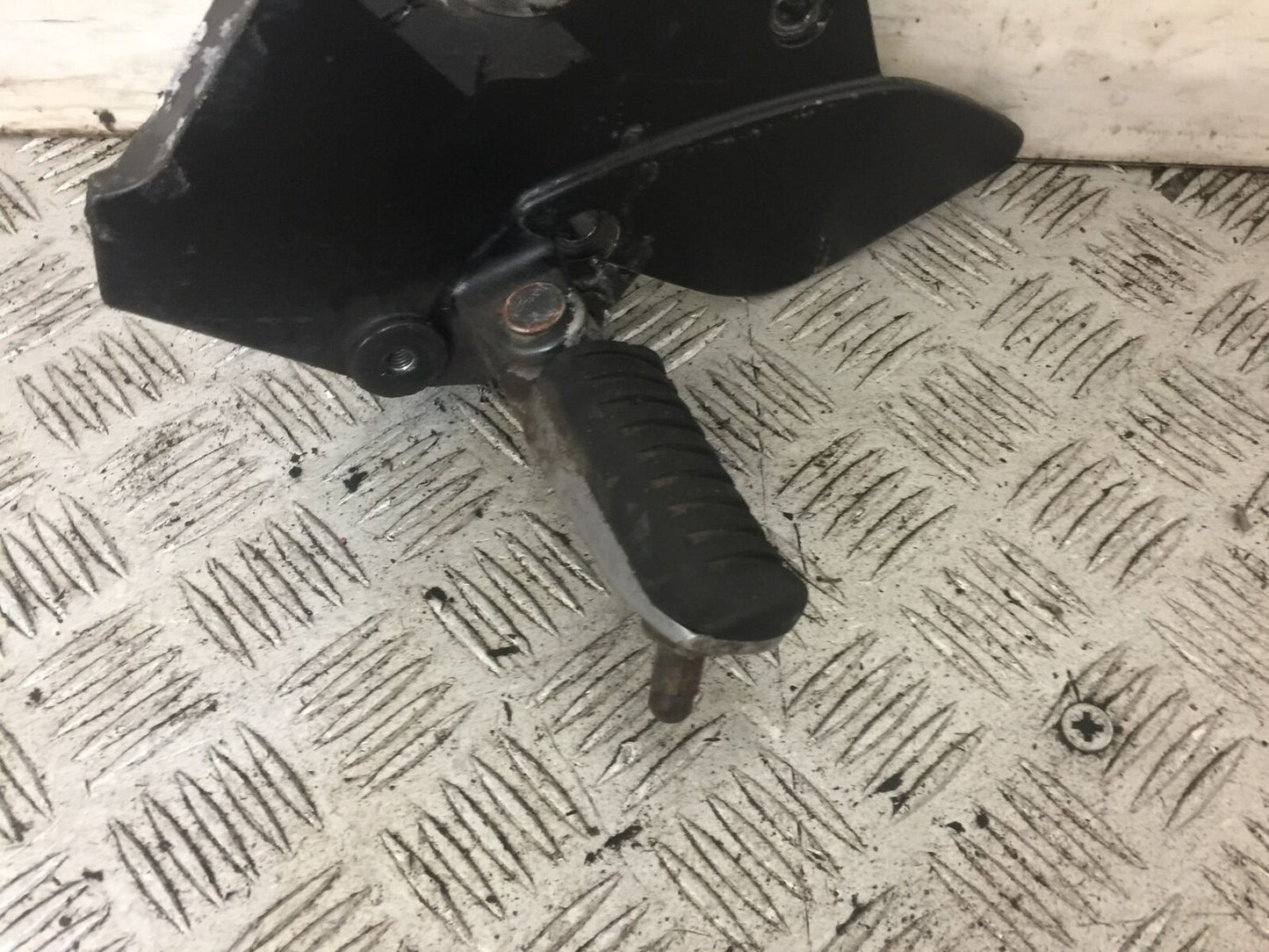 KAWASAKI Z750 ZR750 ZR-7S FRONT LEFT HANGER YEAR 1999-05 (STOCK 707)