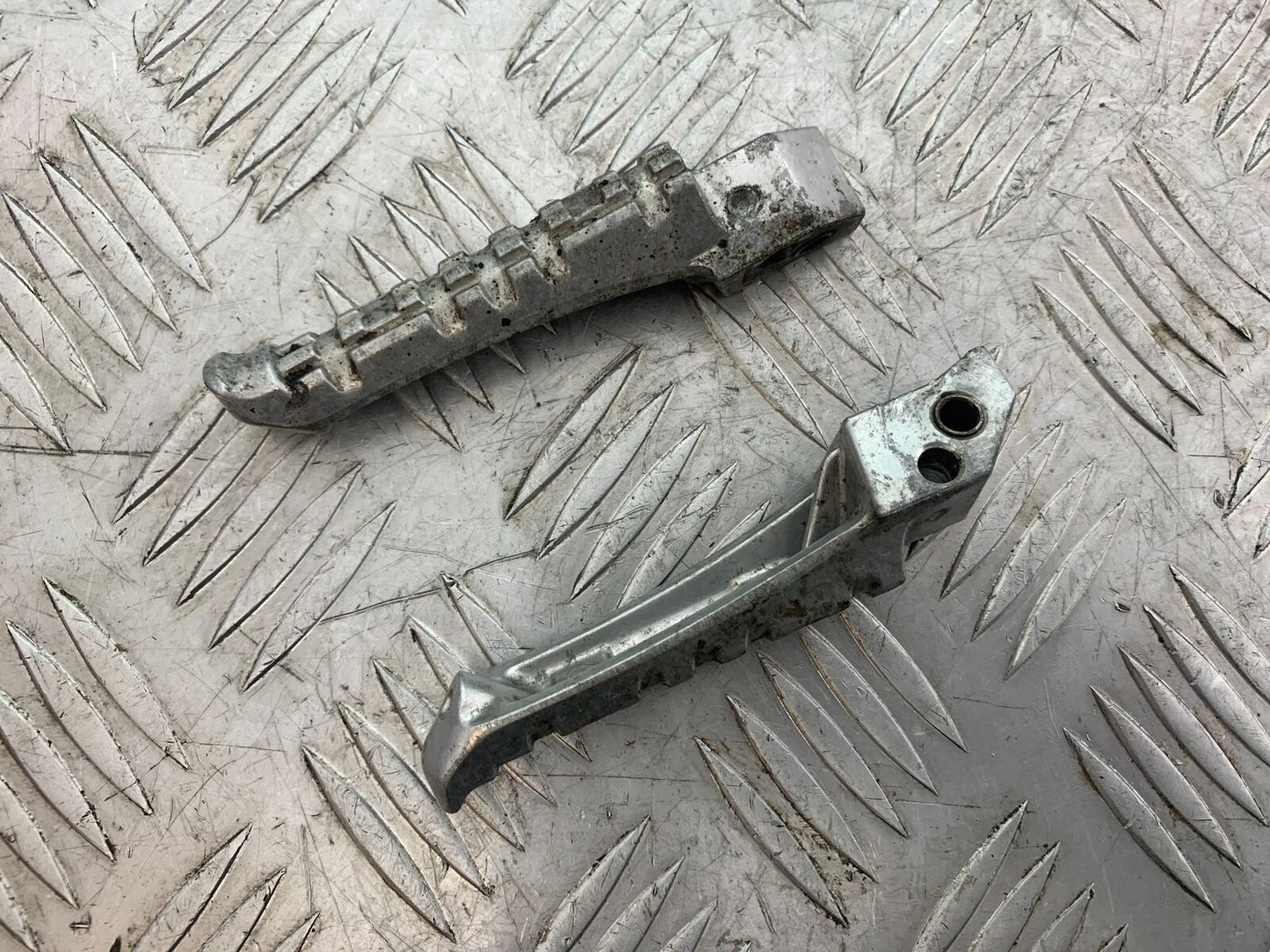 YAMAHA XT125 X XT 125 X REAR FOOTPEGS 2005-2011 (CMB1097)