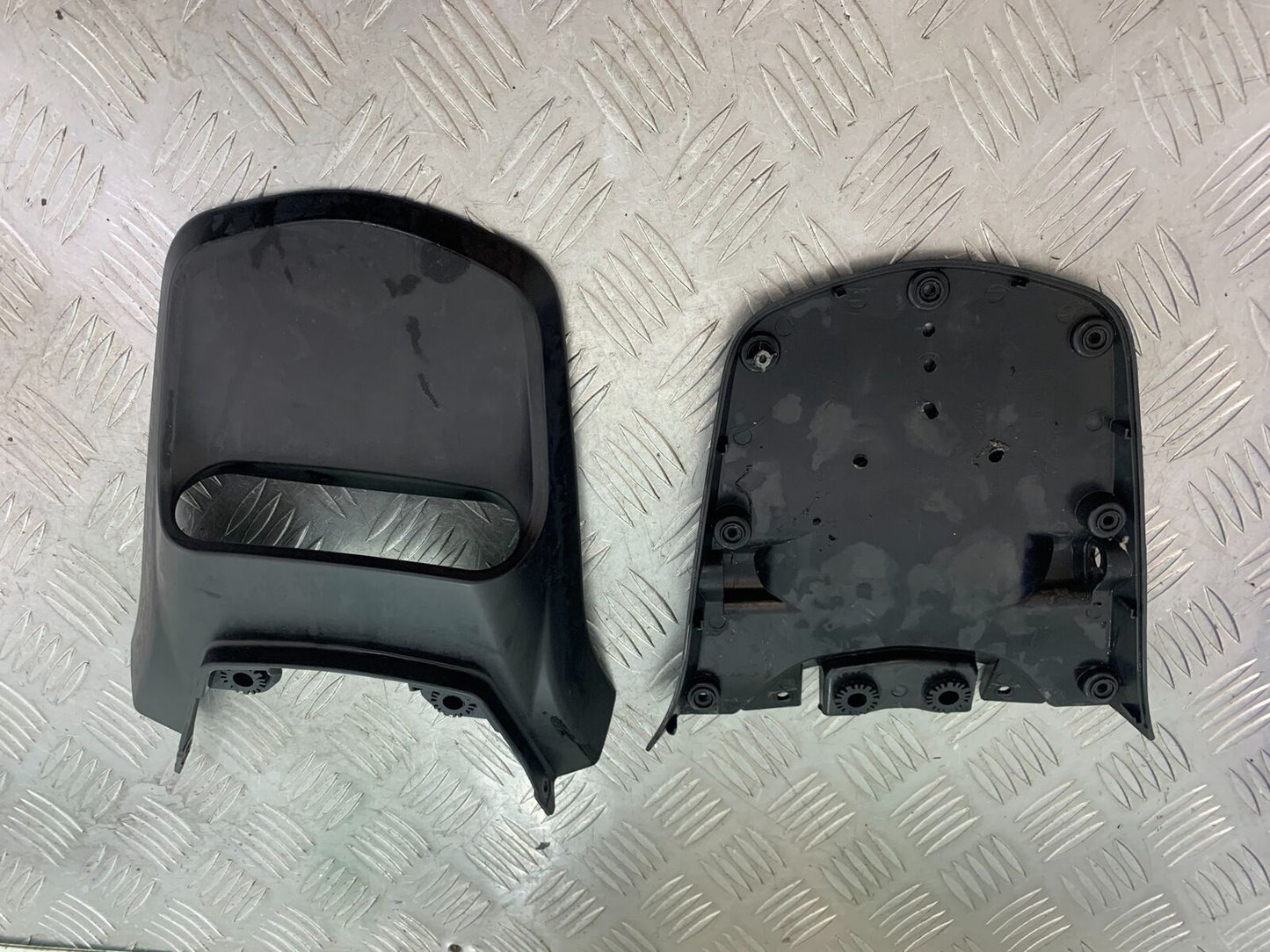 BENELLI LEONCINO 500 TRIAL REAR LIGHT SURROUND YEAR 2020 (CMB1106)