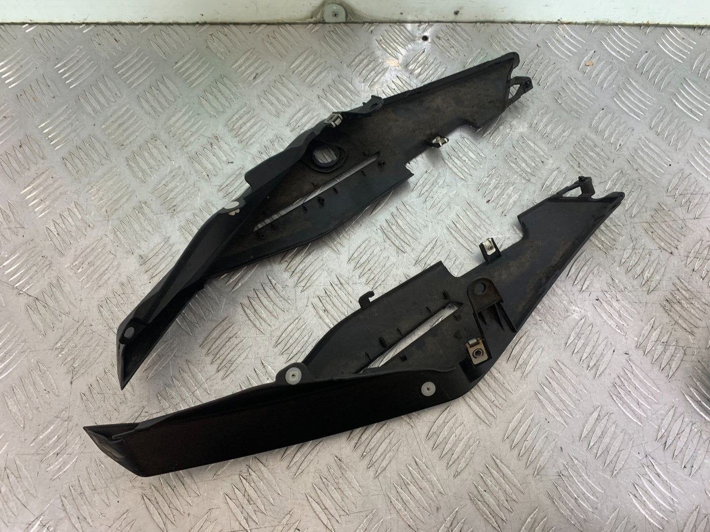 APRILIA TUONO 1000 V4R LEFT AND RIGHT SEAT PANELS YEAR 2011-13 (CMB1316)