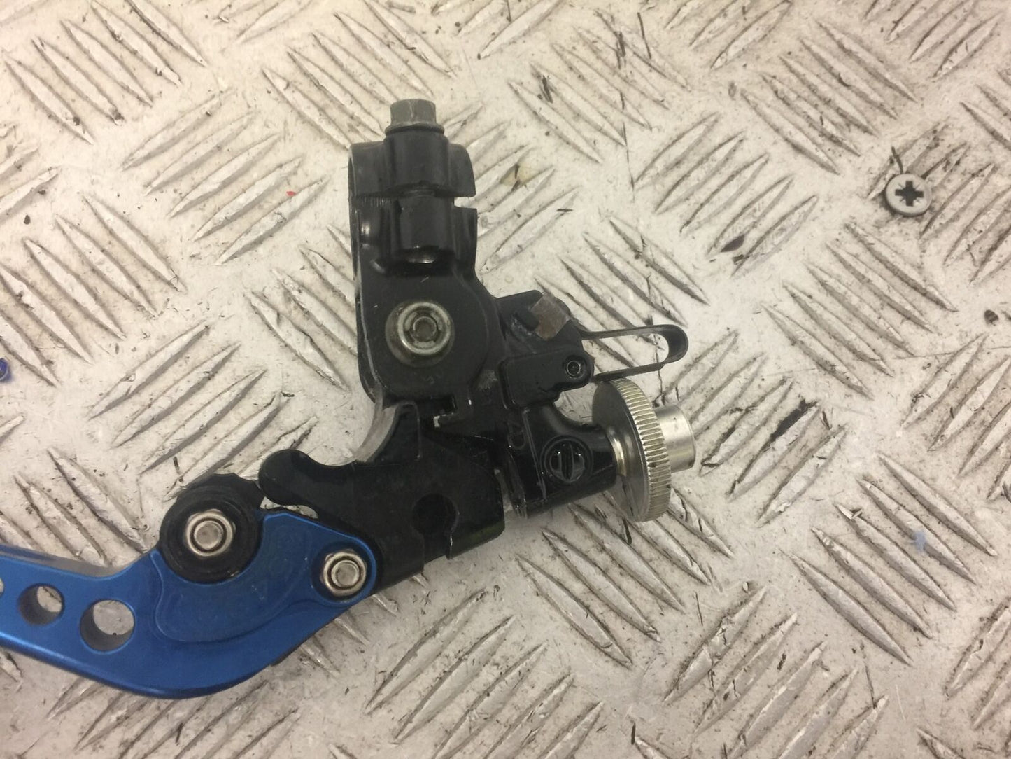 YAMAHA YZF R1 5JJ CLUTCH LEVER AND BRACKET YEAR 2000-01 (STOCK 622)