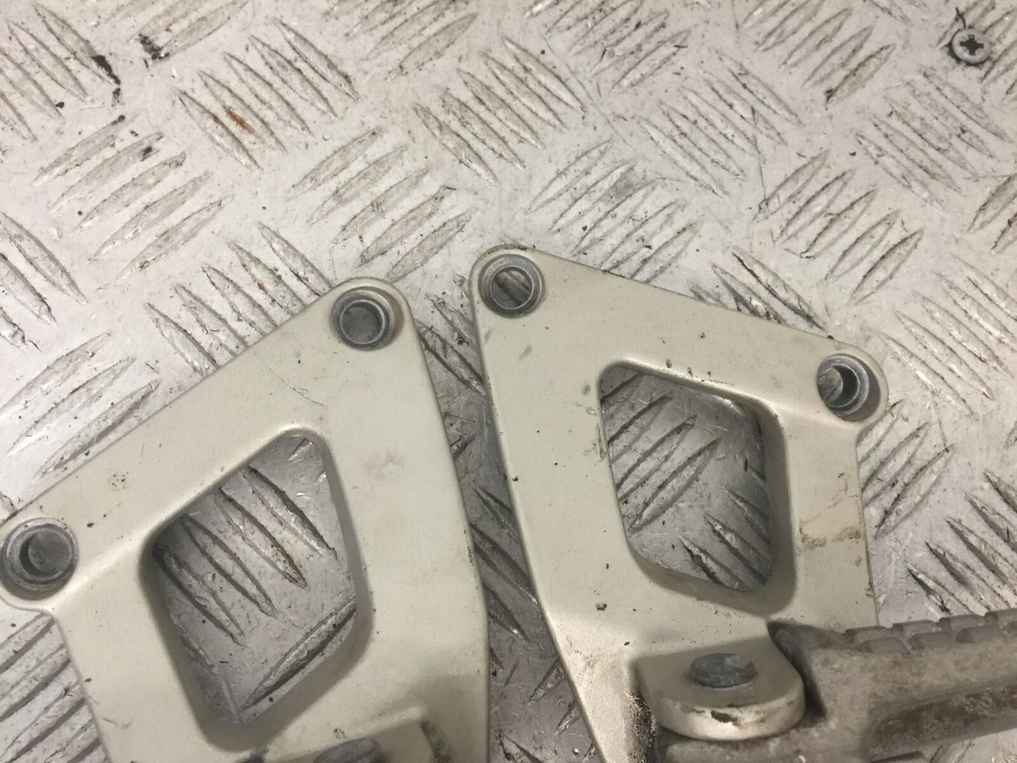 KAWASAKI ZZR600 ZZR 600 E REAR HANGERS AND PEGS YEAR 1994-05 (STOCK 876)