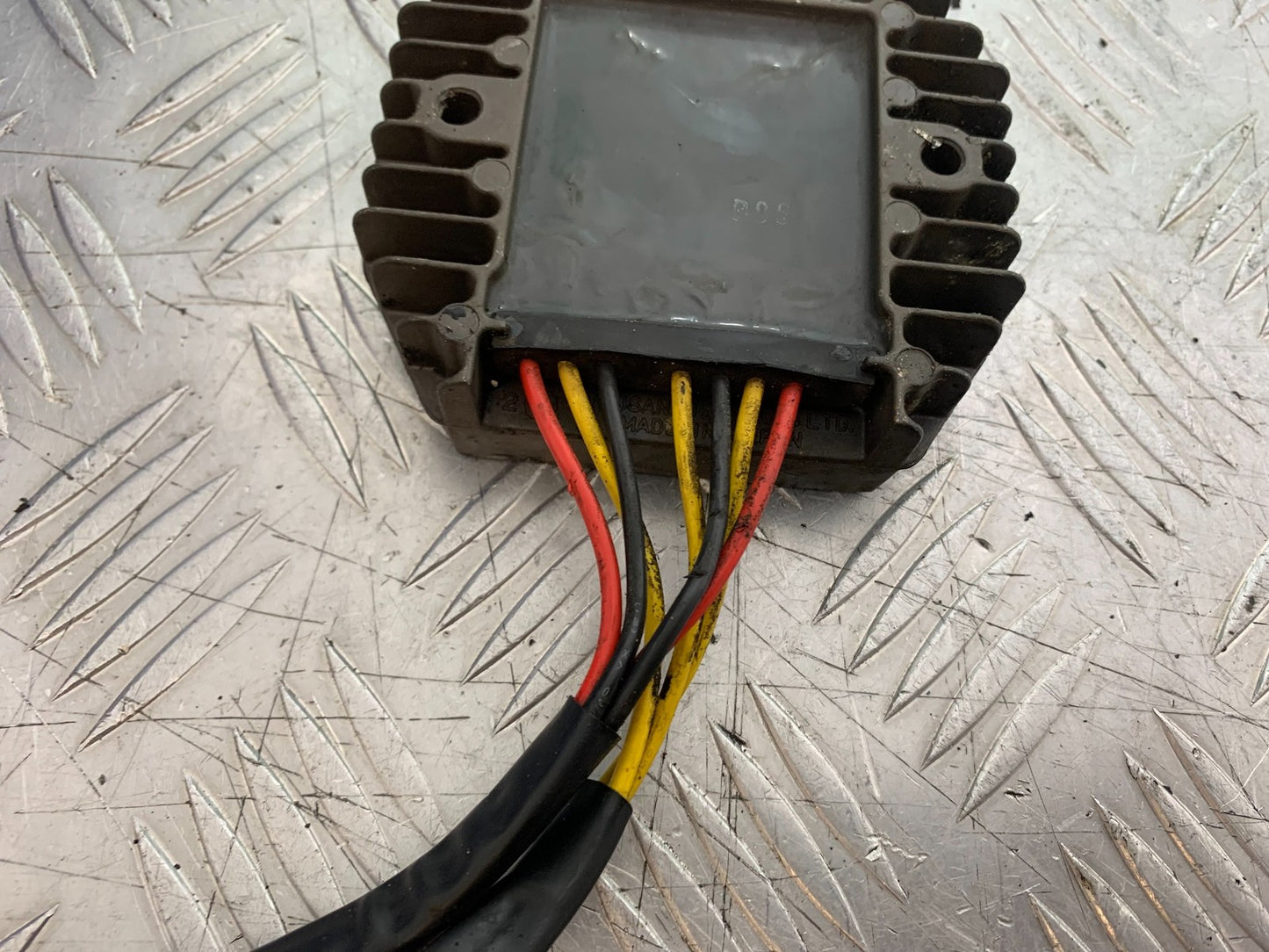 TRIUMPH 955i SPRINT ST REGULATOR YEAR 1999-04 (CMB1230)