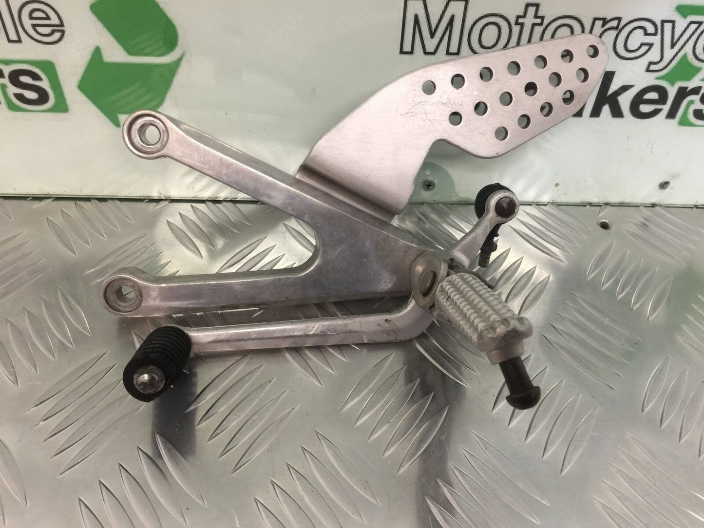YAMAHA YZF R1 5PW FRONT LEFT HANGER YEAR 2002-2003 (STOCK 929)