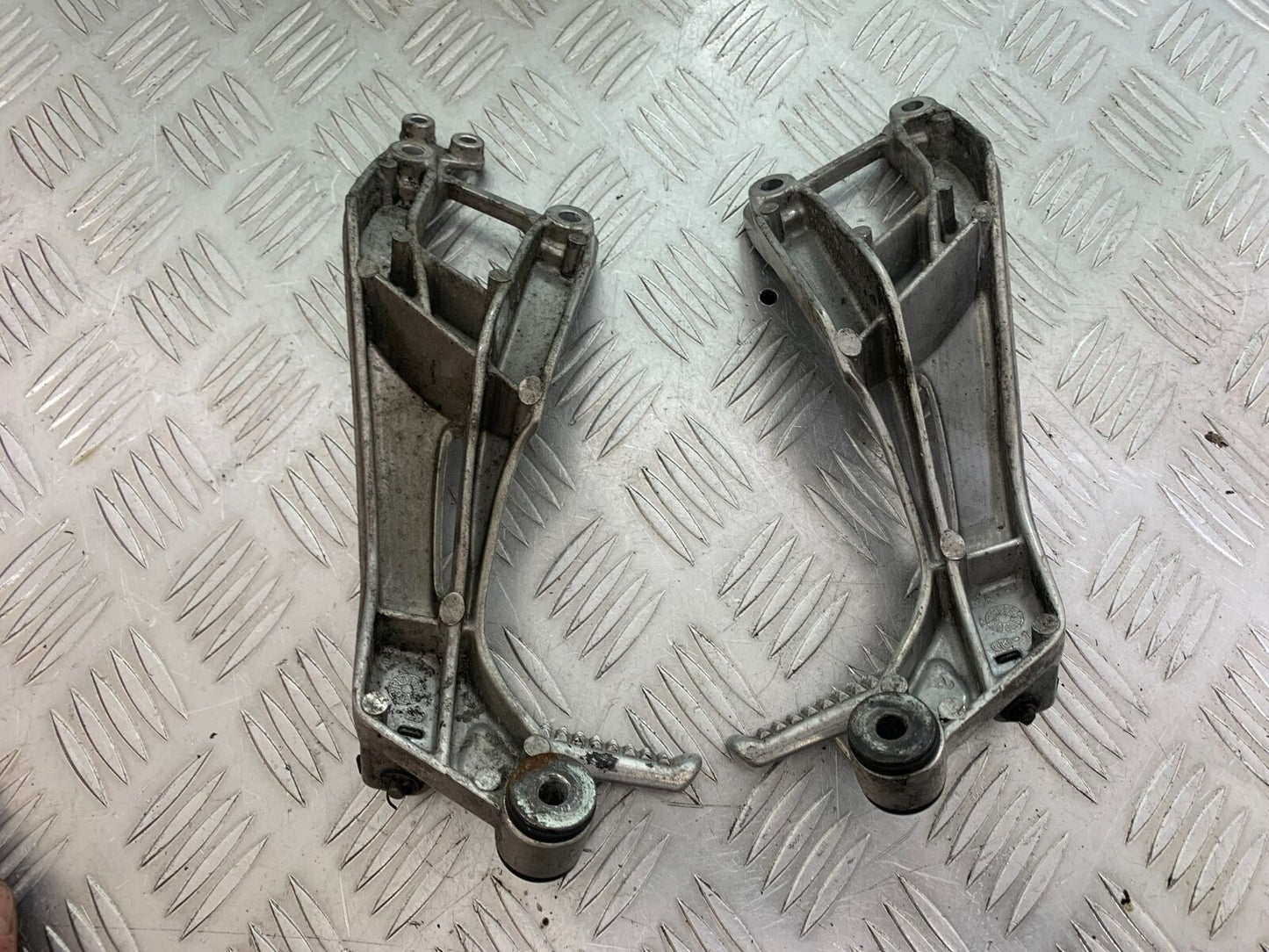 HONDA CBR1100 BLACKBIRD REAR HANGERS YEAR 1999-2005 (CMB1103)