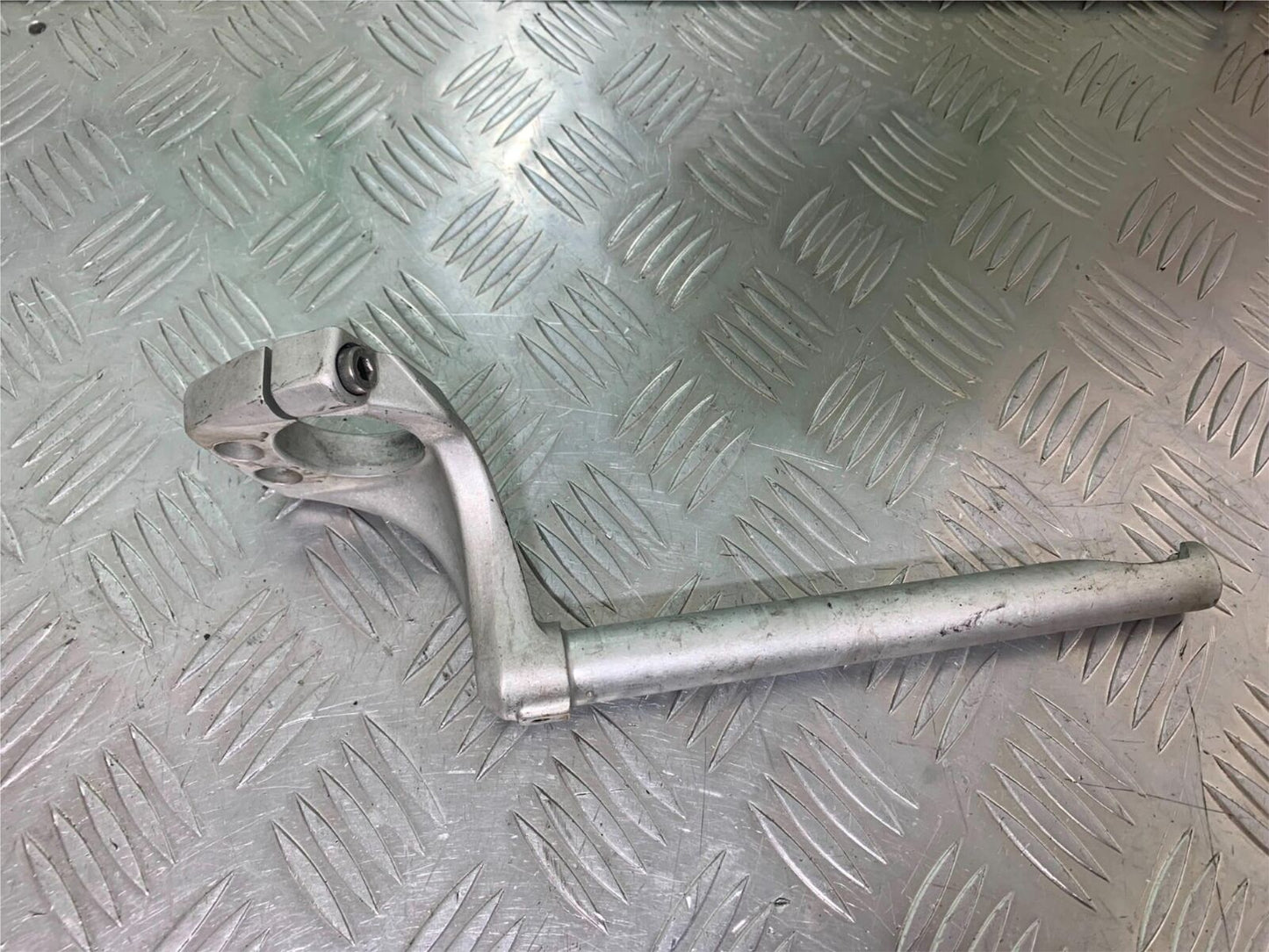 TRIUMPH 1050 SPRINT ST RIGHT HANDLEBAR YEAR 2004-2007 (CMB1089)