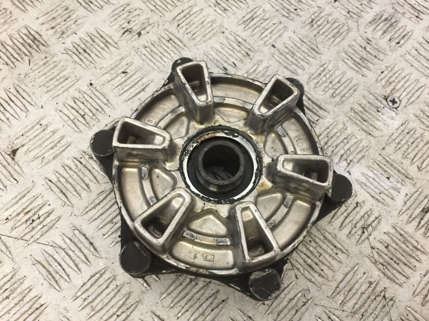 HONDA CBR929 FIREBLADE REAR SPROCKET CARRIER YEAR 2000-01 (STOCK 683)