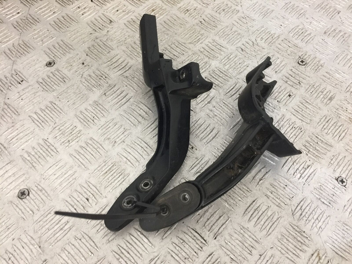 YAMAHA FZS600 FAZER 600 HEADLIGHT BRACKETS YEAR 1998-2001 (STOCK 844)