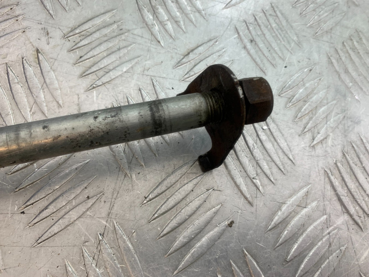 SUZUKI GS500 GS 500 REAR WHEEL SPINDLE YEAR 2001-2008 (CMB1254)