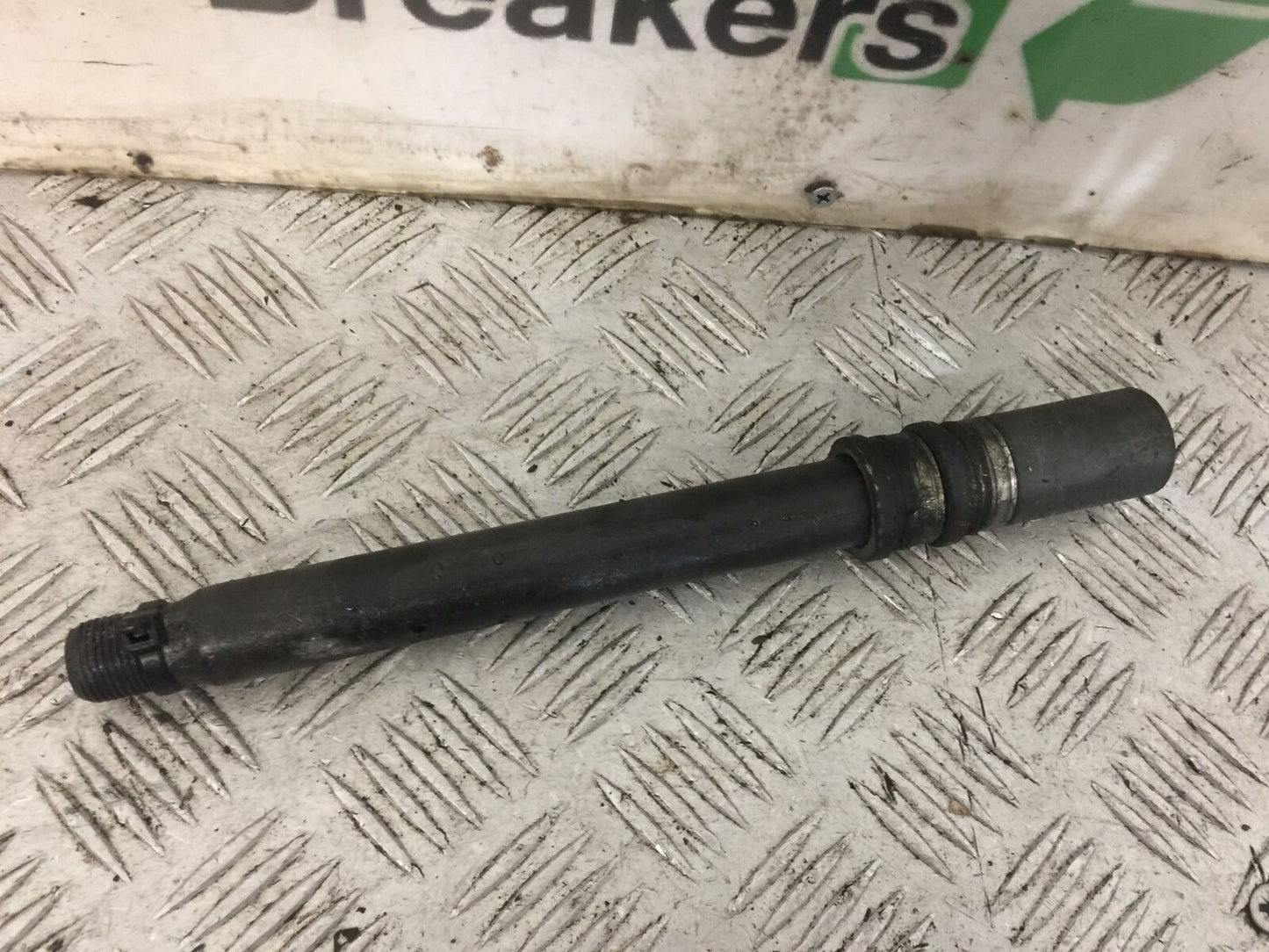 YAMAHA R6 5EB FRONT WHEEL SPINDLE YEAR 1999-2002 (STOCK 757)