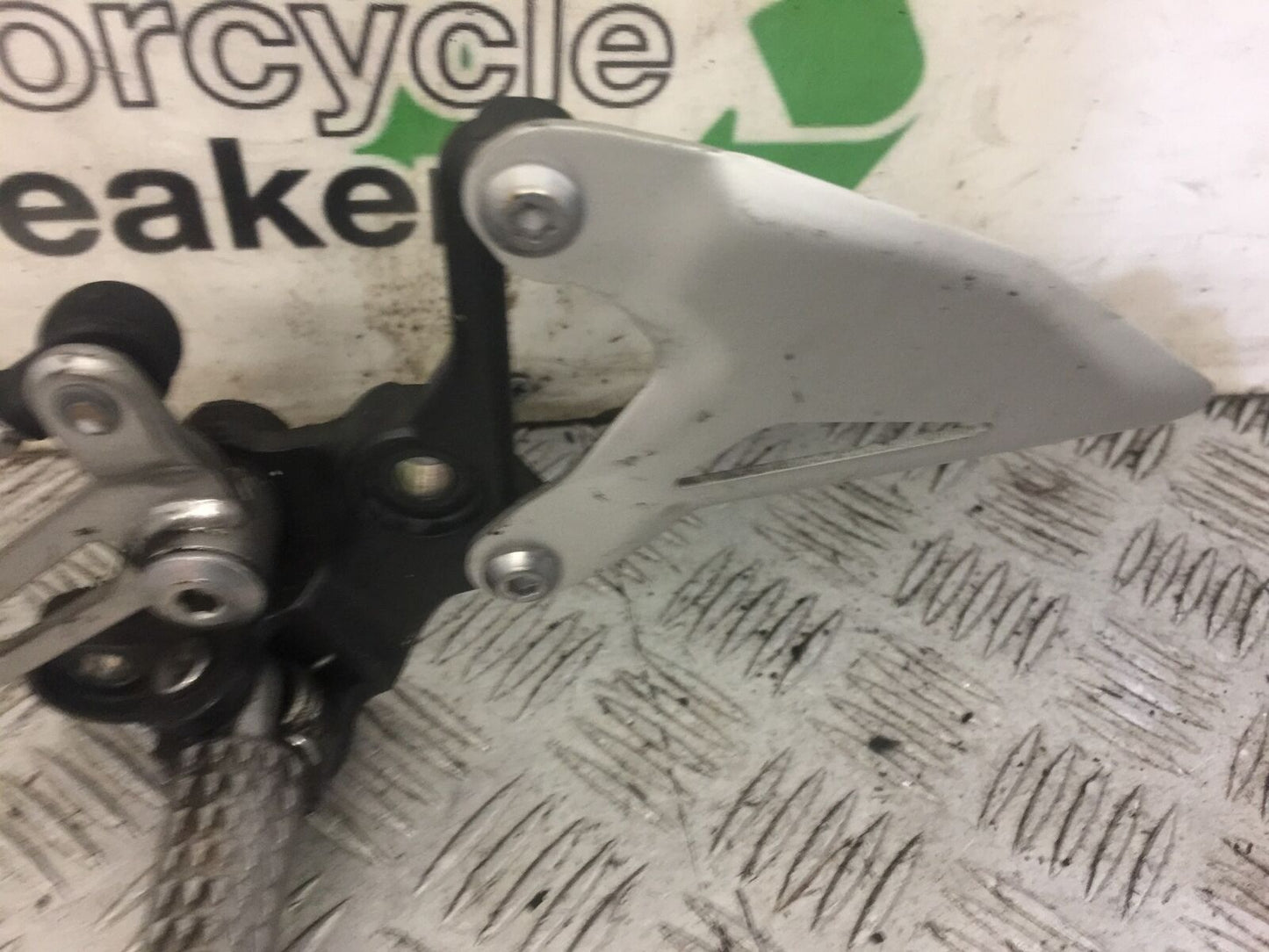 KAWASAKI Z400 Z 400 FRONT LEFT HANGER YEAR 2019 (STOCK 672)
