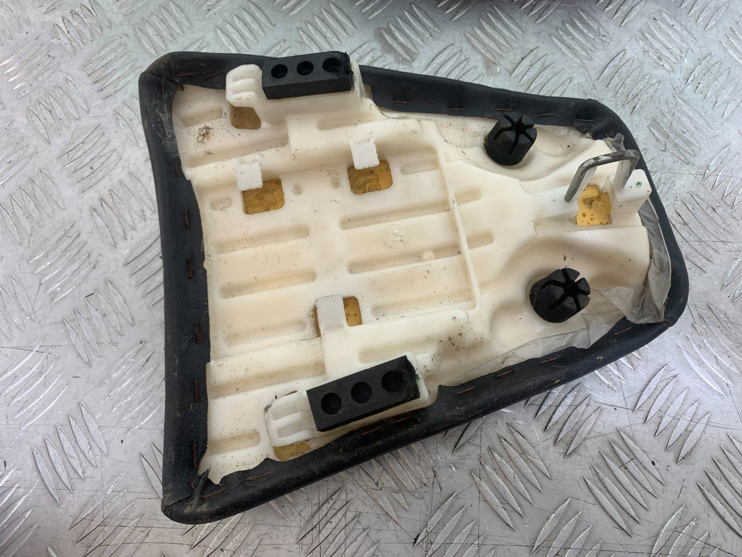 HONDA CBF125 CBF 125 REAR SEAT YEAR 2009-14 (CMB1172)