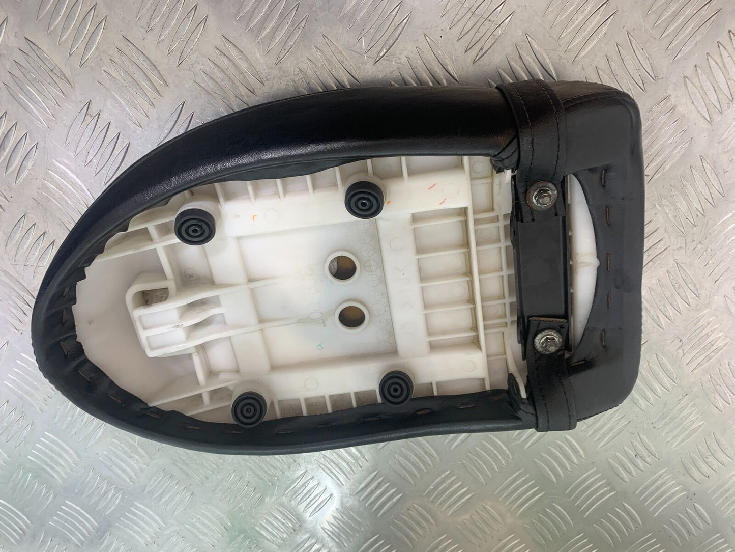 YAMAHA XVS 1300 MIDNIGHT STAR REAR SEAT YEAR 2007-16 (CMB1027)