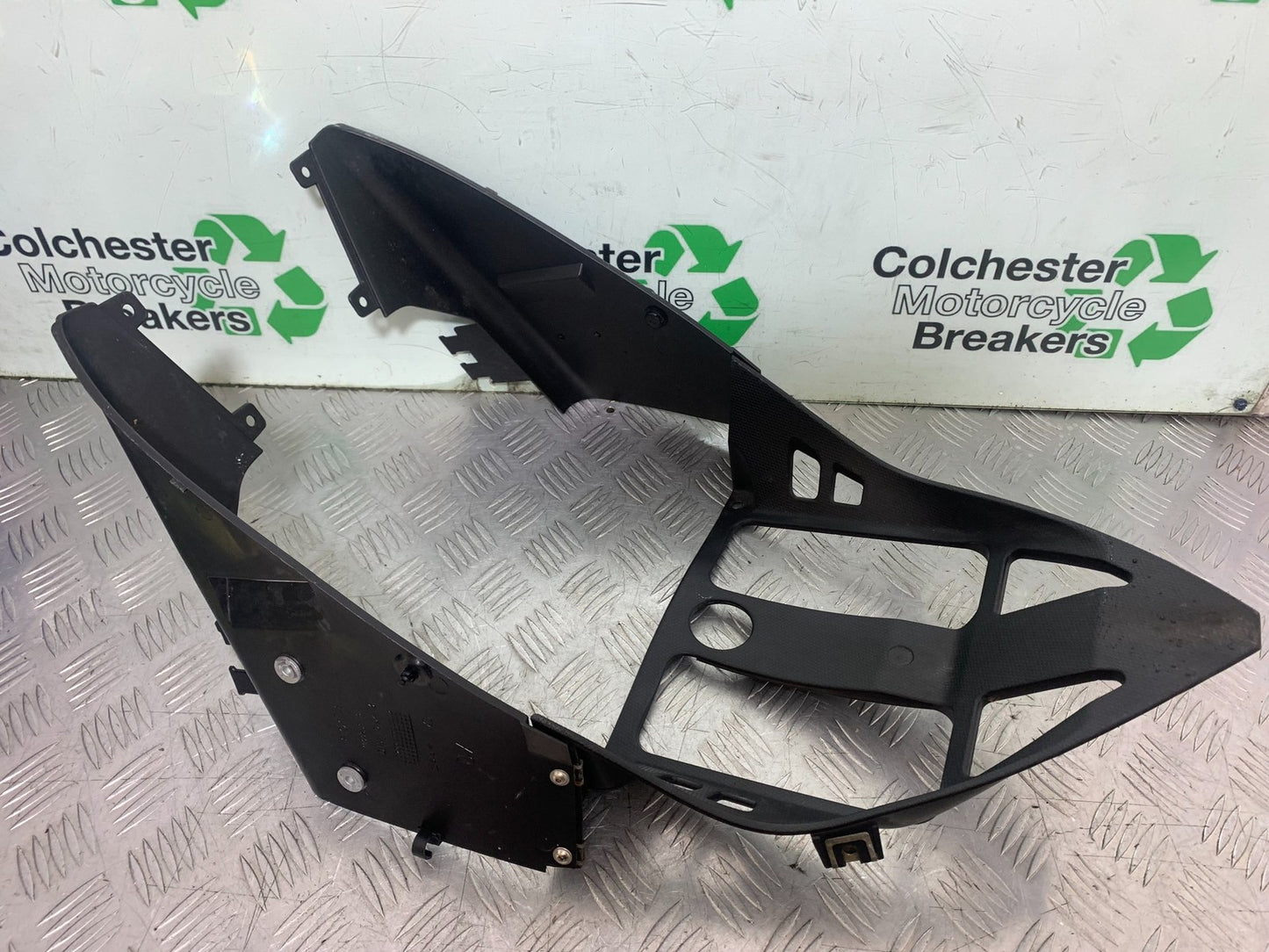 APRILIA RSV1000 R FACTORY MILLE FAIRING V-PIECE 2004-09 (CMB1203)