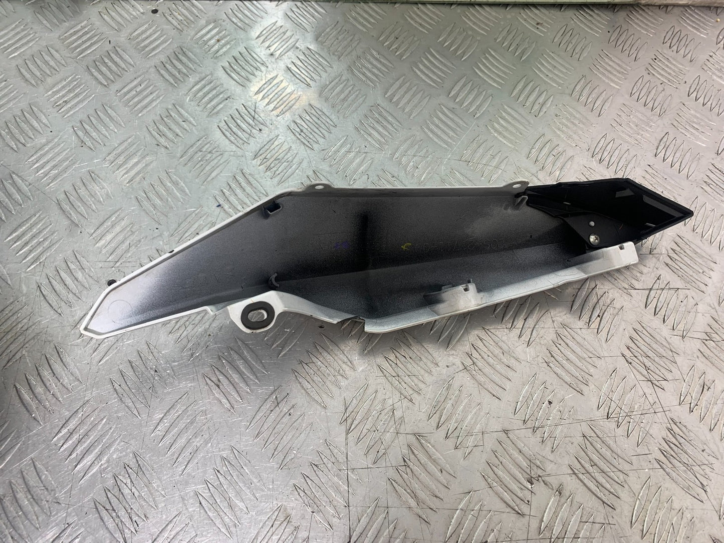 YAMAHA XJ6 XJ6-S LEFT SEAT PANEL YEAR 2009-2015 (CMB1212)