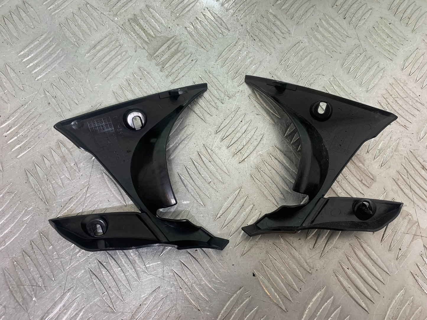 YAMAHA YZF R1 LEFT AND RIGHT INFILL PANELS YEAR 2004-2006 (CMB1155)