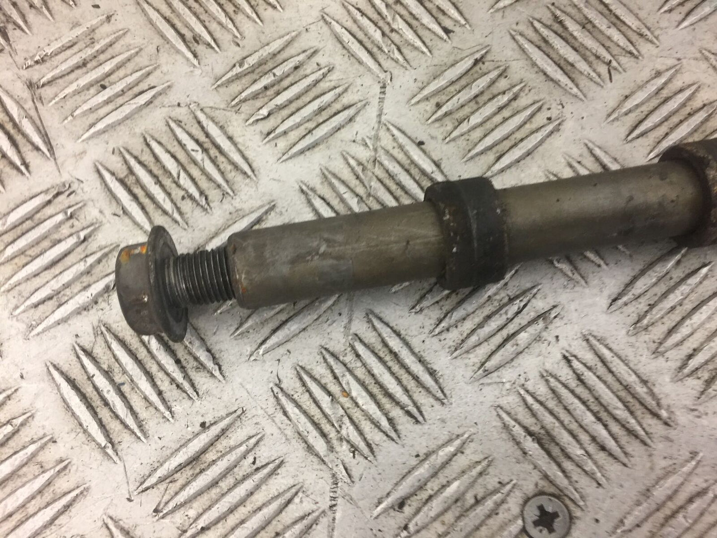 HONDA CBF600 CBF 600 FRONT WHEEL SPINDLE YEAR 2009 (STOCK 369)