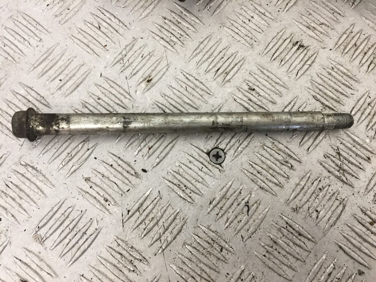 SUZUKI GS500 GS 500 FRONT WHEEL SPINDLE YEAR 2004-09 (STOCK 882)