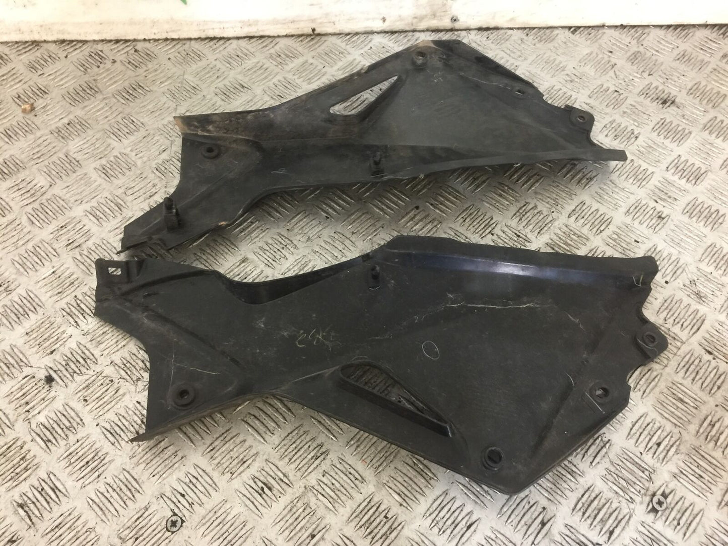 HONDA CBR125 CBR 125 LEFT AND RIGHT SEAT PANELS YEAR 2011-2017 (STOCK 732)