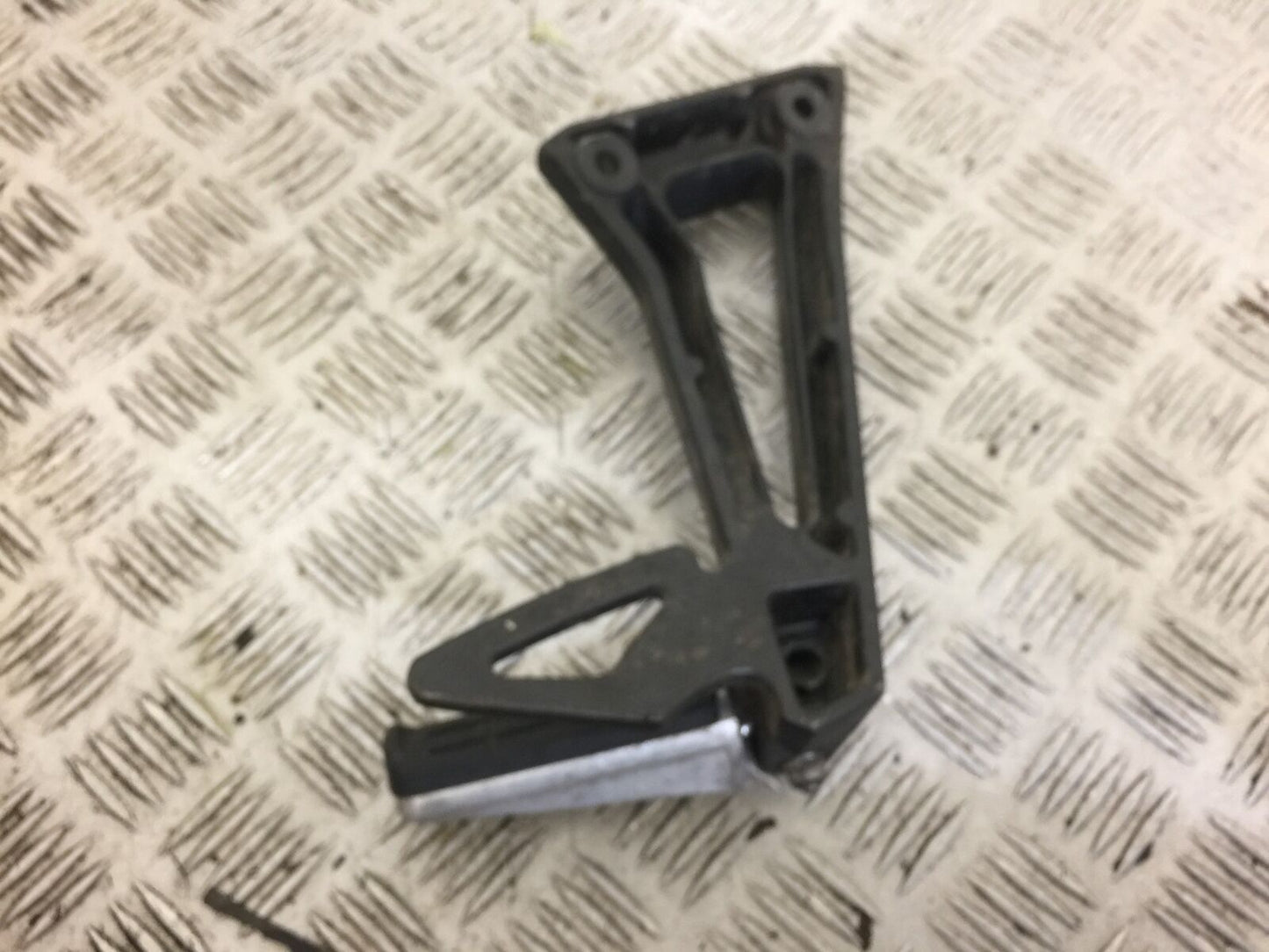 YAMAHA FZ6 S2 LEFT REAR HANGER AND PEG YEAR 2007 (STOCK 547)