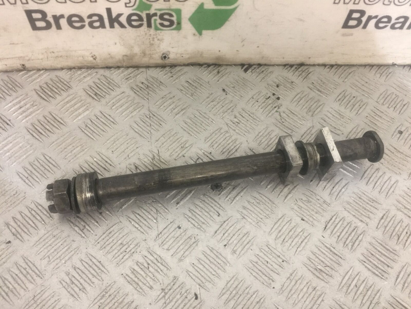 KAWASAKI ZX9R ZX9 E1 REAR WHEEL SPINDLE YEAR 2000 (STOCK 816)