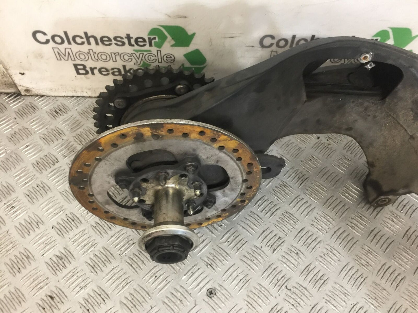 TRIUMPH 1050 SPEED TRIPLE SWINGARM HUB YEAR 2012-2015 (STOCK 752)