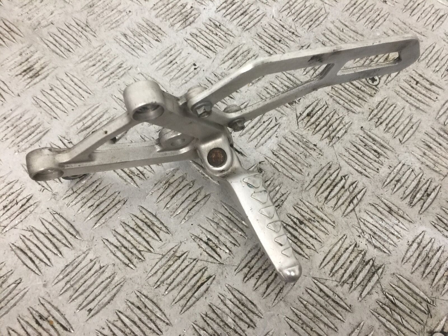APRILIA RSV1000 RSV 1000 FRONT LEFT HANGER AND PEG YEAR 1999 2000 (STOCK 770)