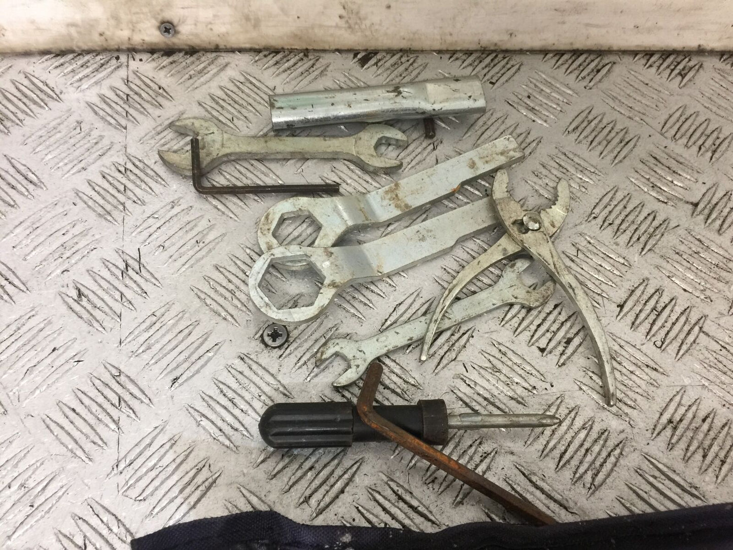 KAWASAKI Z800 Z 800 TOOL KIT YEAR 2015 (STOCK 874)