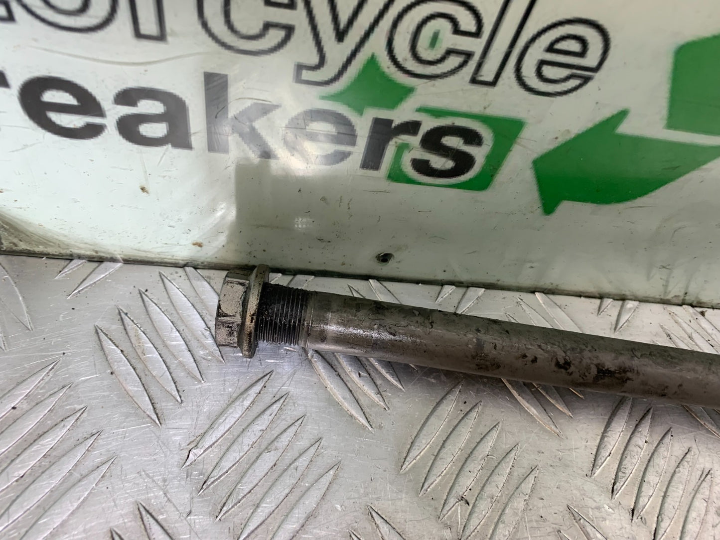 KAWASAKI ZX9R ZX9 R SWINGARM SPINDLE YEAR 1998-1999 (CMB1329)
