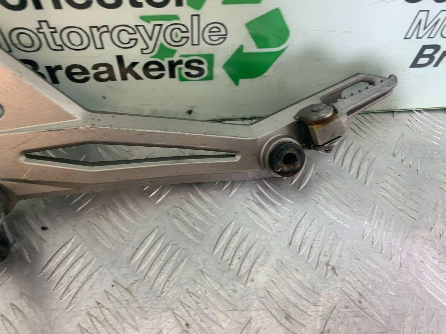 KAWASAKI Z1000 Z 1000 LEFT HANGER AND PEGS YEAR 2003-2006 (CMB1099)