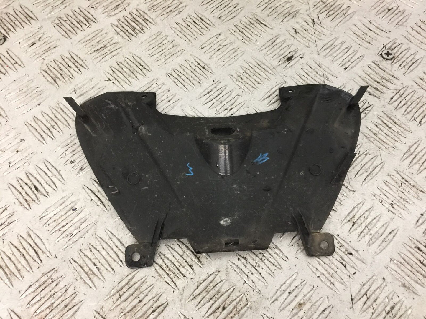 SUZUKI GSX-S 125 PANEL JOINER YEAR 2017-2020 (STOCK 779)