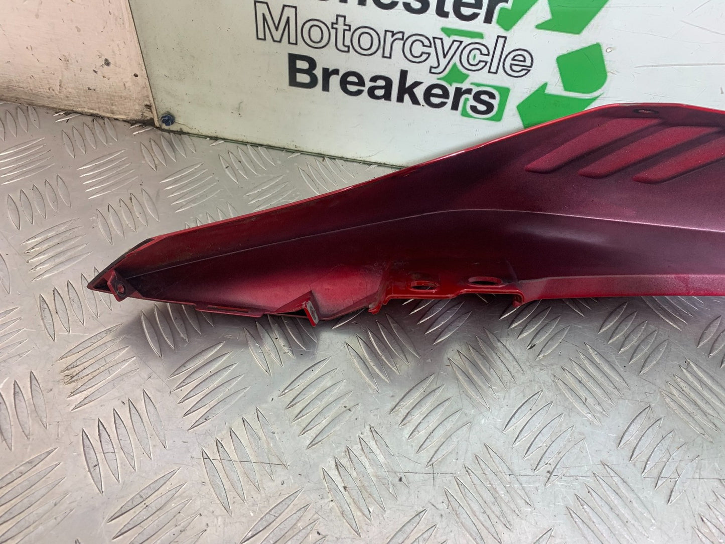 SUZUKI GW250 GW 250 INAZUMA RIGHT SEAT PANEL YEAR 2013-2018 (CMB1205)