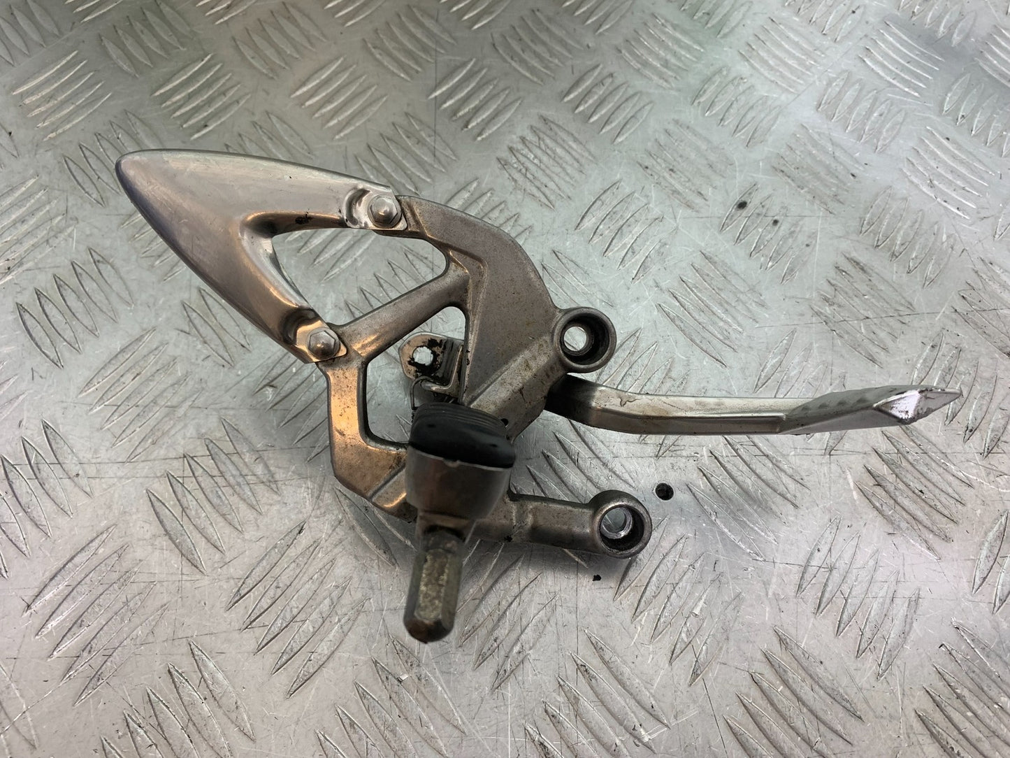 TRIUMPH 1050 SPRINT ST FRONT RIGHT HANGER 2003-2011 (CMB1285)