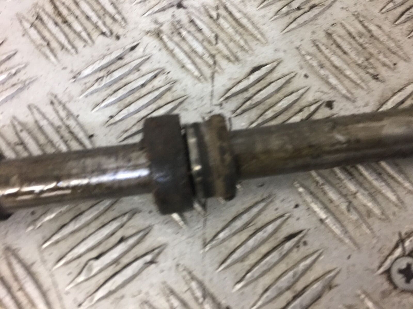YAMAHA XJ900 XJ 900 DIVERSION REAR WHEEL SPINDLE YEAR 1994-2002 STOCK 488)